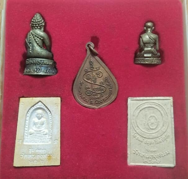 พระชุดกรรมการ หลวงปูหินวัดหนองสนม รุ่น ๑๑๓ อ.เมือง ระยอง + กล่องใหญ่ 