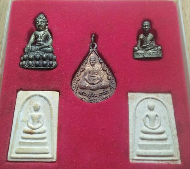 พระชุดกรรมการ หลวงปูหินวัดหนองสนม รุ่น ๑๑๓ อ.เมือง ระยอง + กล่องใหญ่ 