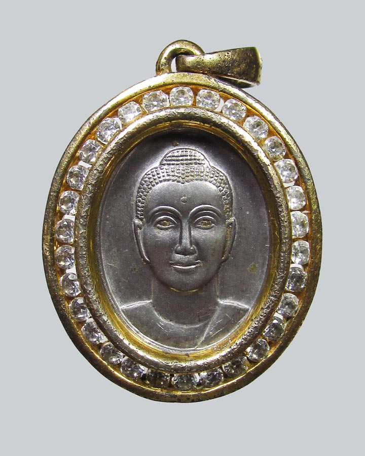 เหรียญพระพุทธครึ่งองค์ล้อมเพชร วัดพระธรรมกาย จ.ปทุมธานี