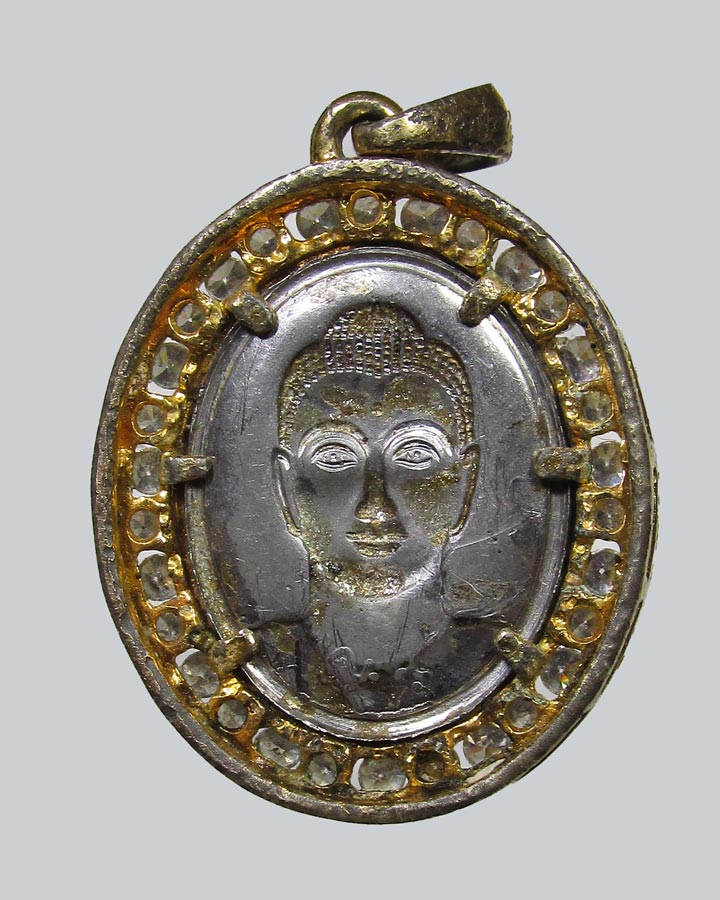 เหรียญพระพุทธครึ่งองค์ล้อมเพชร วัดพระธรรมกาย จ.ปทุมธานี