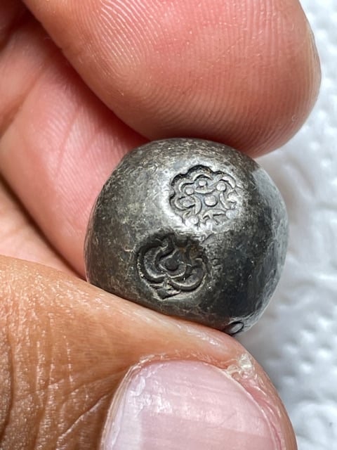 เงินพดด้วง ตราบัวยันต์ สมัยอยุธยา ขนาดประมาณ 1บาท