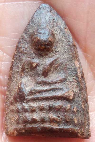 *พระชัยวัฒน์ครึ่งซีก พิมพ์วัดแหลมฟ้าผ่า เนื้อดิน ท่านเจ้าคุณศรีฯ(สนธิ์) วัดสุทัศน์ฯ*