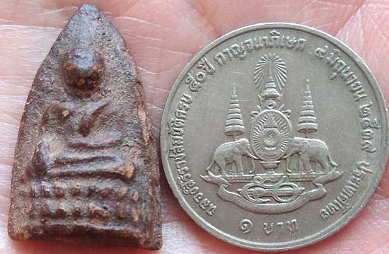 *พระชัยวัฒน์ครึ่งซีก พิมพ์วัดแหลมฟ้าผ่า เนื้อดิน ท่านเจ้าคุณศรีฯ(สนธิ์) วัดสุทัศน์ฯ*