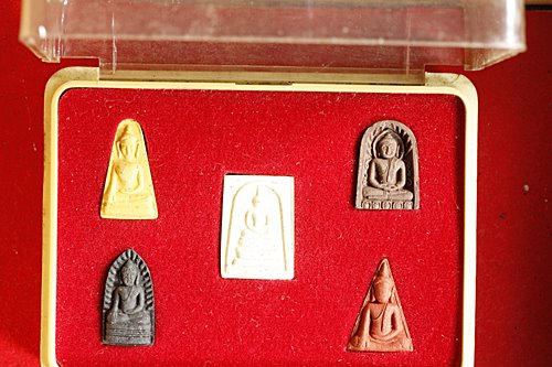 พระผงชุดเบญจภาคึ ร่ำรวย มหาโชค มหาลาภ แคล้วคลาด ปลอดภัย พร้อมกล่องเดิม