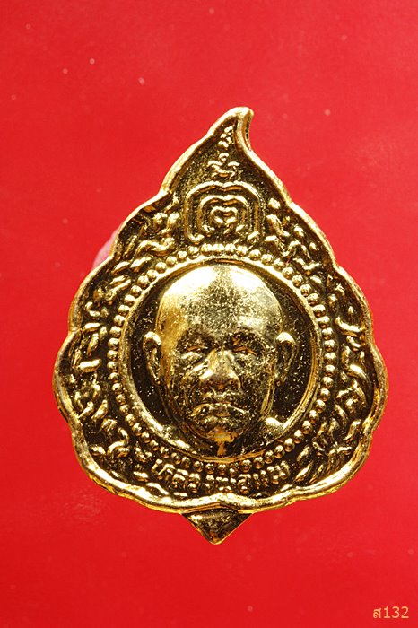 เข็มกลัด หลวงพ่อแพ วัดพิกุลทอง จ.สิงห์บุรี รุ่นแข่งขันเรือยาว สร้างปี 2530...../17