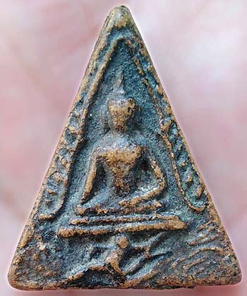 *พิมพ์ทรงหนุมาน สามเหลี่ยม เนื้อดิน ปี๒๔๙๕ หลวงพ่อแฉ่ง วัดบางพัง นนทบุรี*