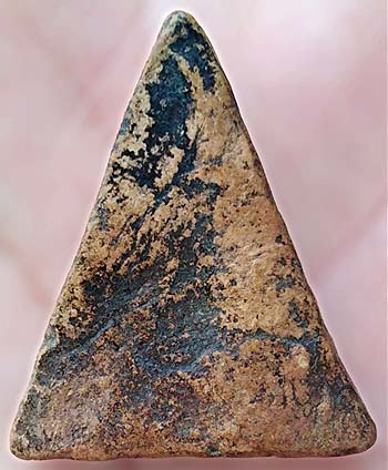 *พิมพ์ทรงหนุมาน สามเหลี่ยม เนื้อดิน ปี๒๔๙๕ หลวงพ่อแฉ่ง วัดบางพัง นนทบุรี*