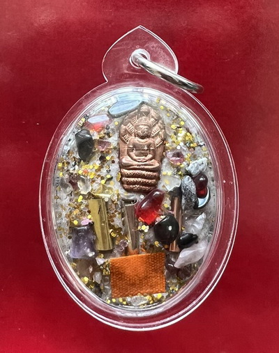 ล็อกเก็ตหลวงปู่สรวง เทวดาเดินดิน ปางประทานพร ด้านหลังอุดของวิเศษ ฝังพระนาคปรก