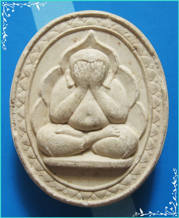 ..ลพ.ตี๋ วัดบางคณฑีใน พระปิดตามหาลาภ รุ่นแรก ขอบกนก เนื้อผงเก่าๆ หลังยันต์ พิมพ์กลาง..