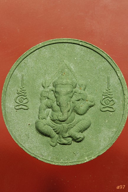 พระผงหลวงพ่อโต วัดอินทราราม รุ่นรวยล้นเหลือ