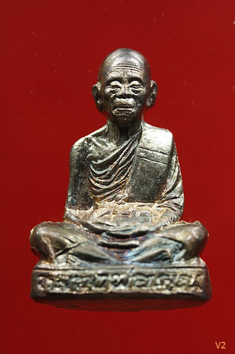 รูปเหมือนปั๊มเทพประทานพร หลวงพ่อคูณ เนื้อเงิน ปี36 คอไม่ราน ผิ้วรุ้งสวย กล่องเดิม มีบัตรรับรองพระแท้