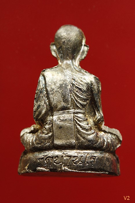 รูปเหมือนปั๊มเทพประทานพร หลวงพ่อคูณ เนื้อเงิน ปี36 คอไม่ราน ผิ้วรุ้งสวย กล่องเดิม มีบัตรรับรองพระแท้