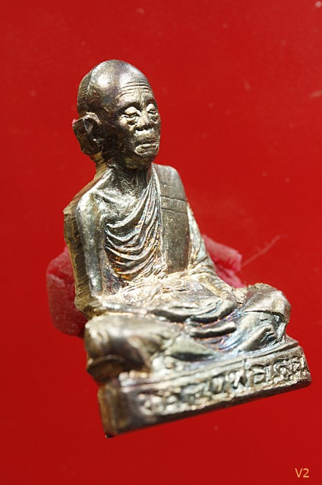 รูปเหมือนปั๊มเทพประทานพร หลวงพ่อคูณ เนื้อเงิน ปี36 คอไม่ราน ผิ้วรุ้งสวย กล่องเดิม มีบัตรรับรองพระแท้