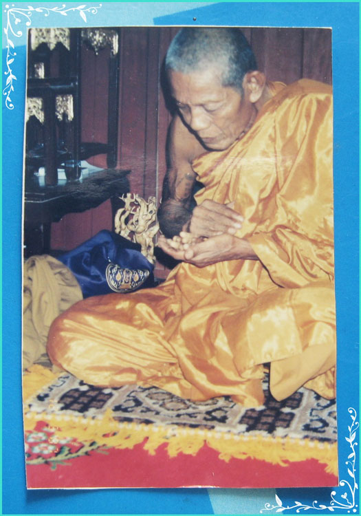 ..ลพ.ยิด วัดหนองจอก รูปถ่ายสี เต็มองค์ นั่งเสกปลัดขิก หลังเรียบ ติดเศษจีวร..