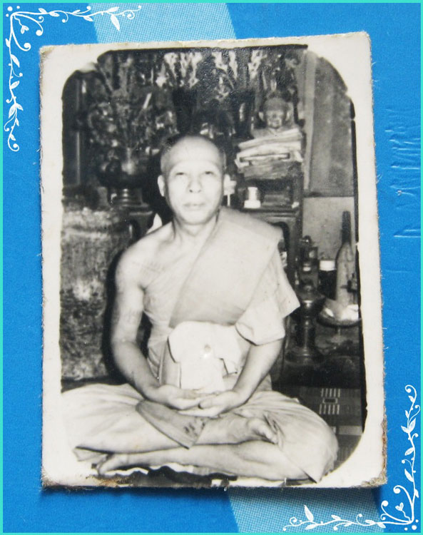 ..ลพ.แล วัดพระทรง รูปถ่ายขาวดำ 1 นิ้ว เต็มองค์ นั่งหน้าโต๊ะหมู่ หลังเรียบ..