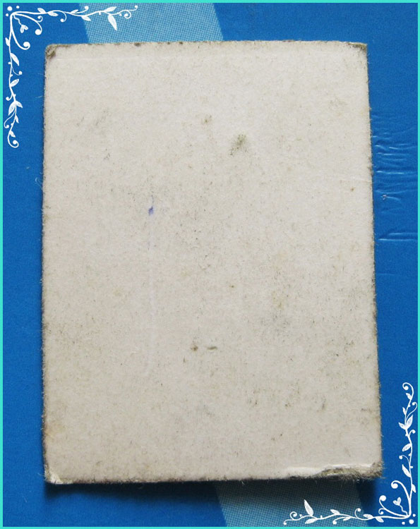 ..ลพ.แล วัดพระทรง รูปถ่ายขาวดำ 1 นิ้ว เต็มองค์ นั่งหน้าโต๊ะหมู่ หลังเรียบ..