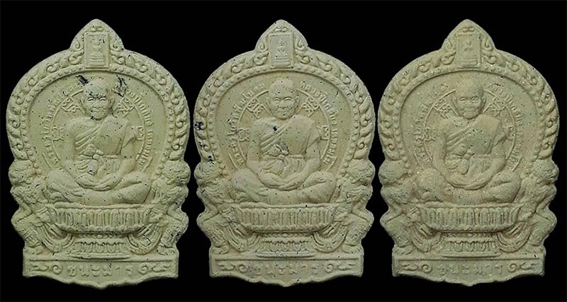 พระผงนั่งพาน รุ่นชนะมาร หลวงปู่เกลี้ยง วัดศรีธาตุ (วัดโนนแกด) จ.ศรีสะเกษ ปี2556 เนื้อผงพุทธคุณ