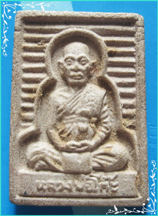 ..ลพ.โก๊ะ วัดลาดสาลี่ ลย. พระผงรูปเหมือน พิมพ์เต็มองค์ เนื้อผงเก่าๆ หลังยันต์ ปี 27..