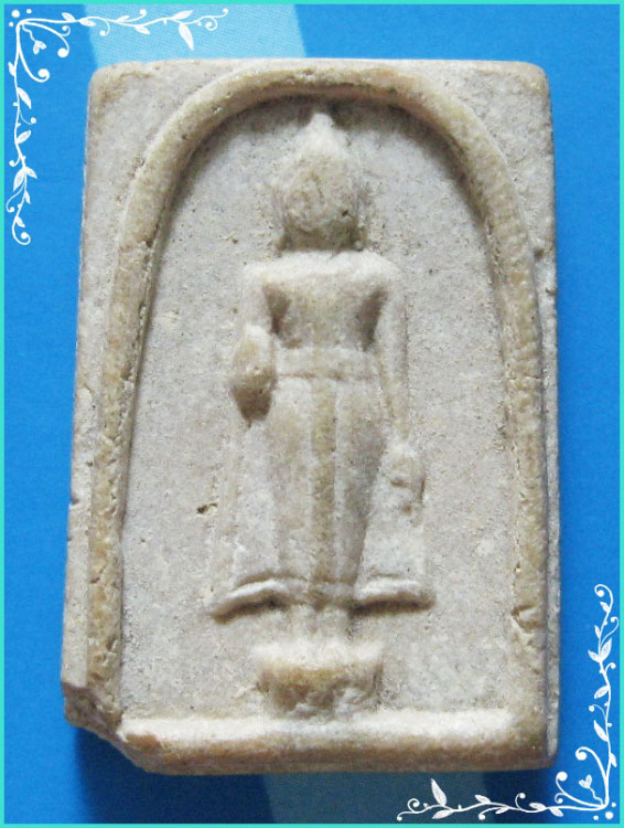 ..ลพ.ธรรมจักร วัดเขาธรรมามูล ชน. พระผงรูปเหมือน พิมพ์เต็มองค์ เนื้อผงน้ำมัน หลังชื่อวัด พิมพ์เล็ก..