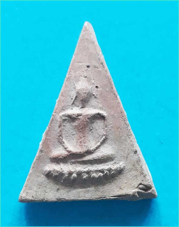 ..ลป.หอม วัดบางเตยกลาง ปท. พระนางพญา พิมพ์สมาธิ เนื้อดินเผา หลังเรียบ กดลายนิ้วมือ สีแดง..