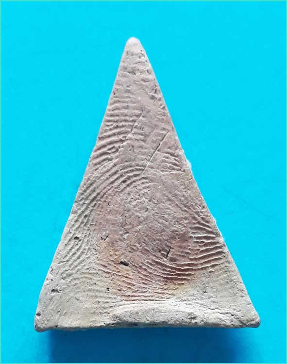 ..ลป.หอม วัดบางเตยกลาง ปท. พระนางพญา พิมพ์สมาธิ เนื้อดินเผา หลังเรียบ กดลายนิ้วมือ สีแดง..