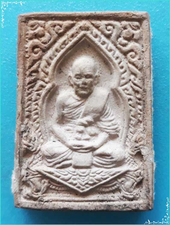 ..ลพ.พริ้ง วัดโบสถ์โก่งธนู ลบ. พระผงรูปเหมือน พิมพ์เต็มองค์ เนื้อผงเก่าๆ หลังยันต์ มวก. ปี 21..