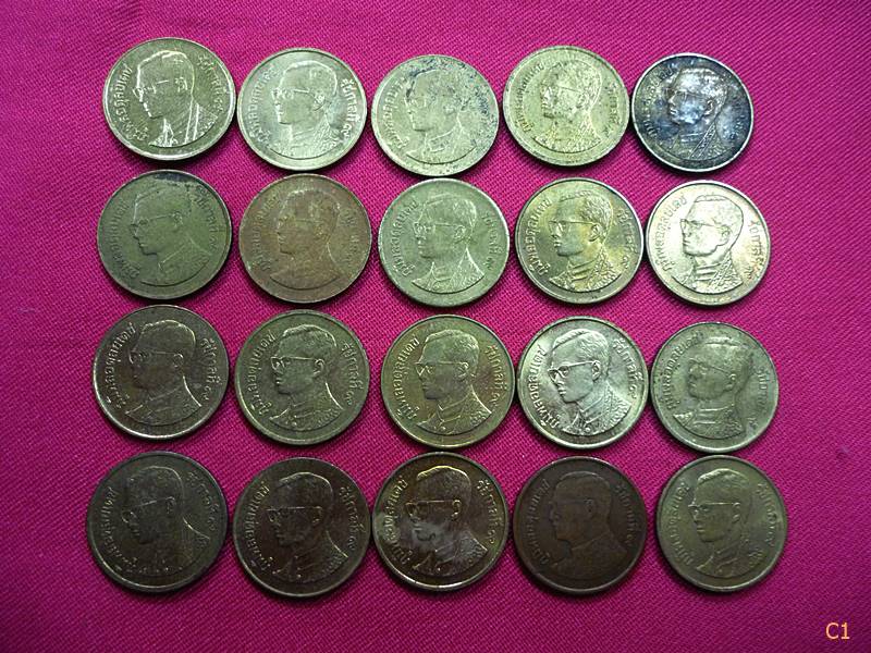 เหรียญ 50 สต. 25 สต. คละปี จัดให้อย่างละ 20 เหรียญ รวม 40 เหรียญ