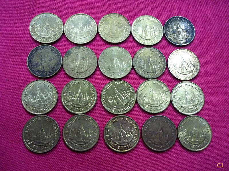 เหรียญ 50 สต. 25 สต. คละปี จัดให้อย่างละ 20 เหรียญ รวม 40 เหรียญ