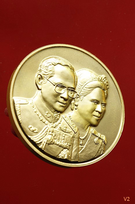 เหรียญ ร.9 ทองคำที่ระลึกครบ 60 ปี ราชาภิเษกสมรส ปี2543 กล่องเดิม ใบเซอร อุปกรณ์ครบ สวยไม่ผ่านการใช ้