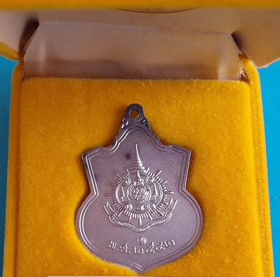 สุดยอดเหรียญมหามงคล  รุ่นที่ระลึกในหลวง ร.9 พระชนมายุ72 พรรษา ปี42 เนื้อเงิน ไม่ผ่านการใช้ หายากมาก 