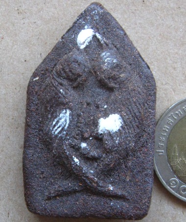 สาริกาคู่ จันทร์เพ็ญ ปี2552 อ.เม้ง ขุนแผน ด้านหลังเป็นรูปพ่อขุนแผนกล่อมนางนอน