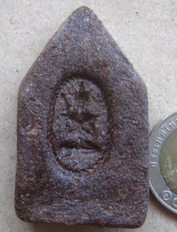 สาริกาคู่ จันทร์เพ็ญ ปี2552 อ.เม้ง ขุนแผน ด้านหลังเป็นรูปพ่อขุนแผนกล่อมนางนอน