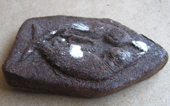 สาริกาคู่ จันทร์เพ็ญ ปี2552 อ.เม้ง ขุนแผน ด้านหลังเป็นรูปพ่อขุนแผนกล่อมนางนอน