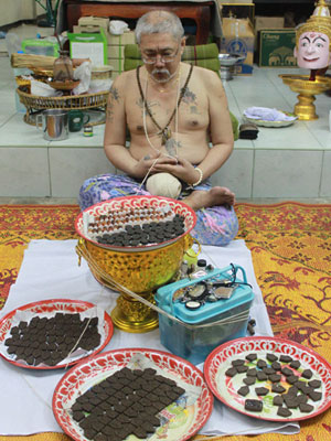 สาริกาคู่ จันทร์เพ็ญ ปี2552 อ.เม้ง ขุนแผน ด้านหลังเป็นรูปพ่อขุนแผนกล่อมนางนอน