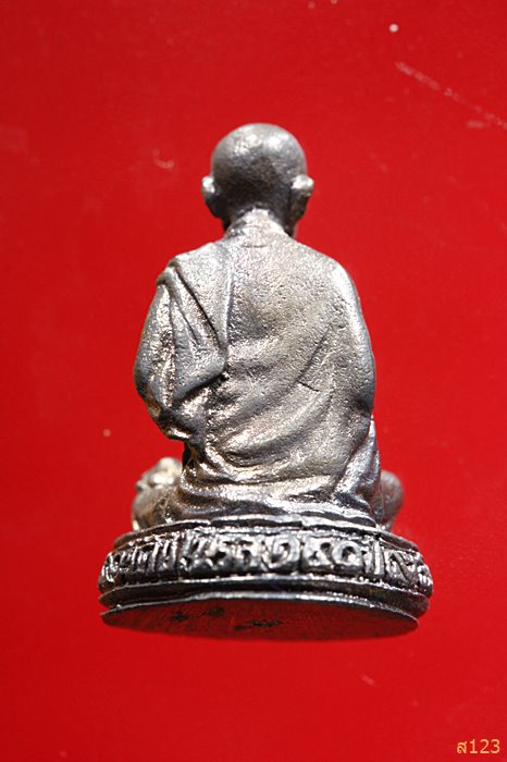 พระรูปหล่อ สมเด็จพระพุฒาจารย์โต รุ่น ๑๕๐ ปี วัดชิโนรส เนื้อเงิน มีตอกโค้ด พร้อมกล่องเดิม...../895