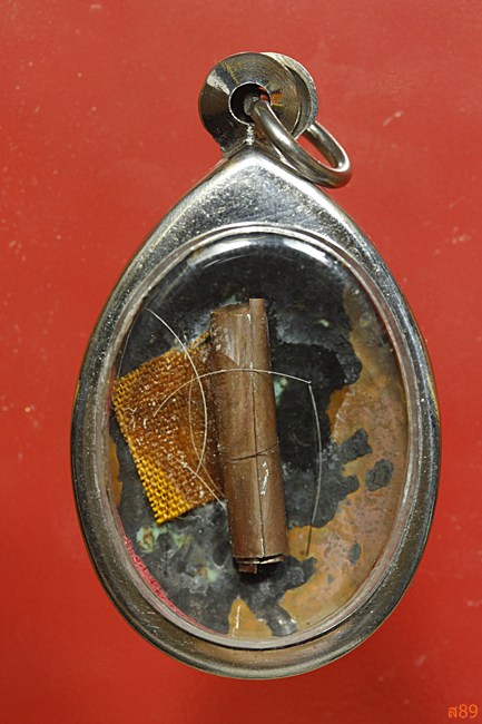 ล็อกเก็ตหลวงพ่อเพ็ชร วาจาสิทธิ์ หลังติดจีวร ตะกรุด เส้นเกศา