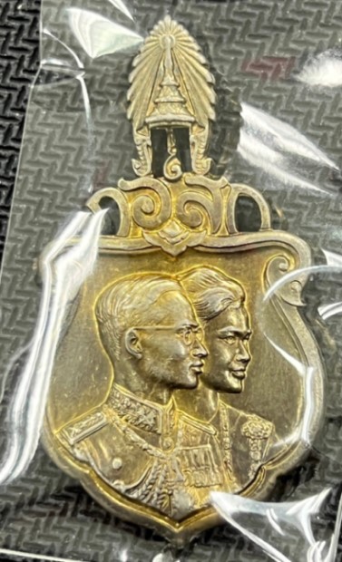 เหรียญเนื้อเงิน รัชกาลที่ 9 ที่ระลึกเสด็จเยือนอเมริกาและทวีปยุโรป พิมพ์เล็ก เนื้อเงิน ปี 2503
