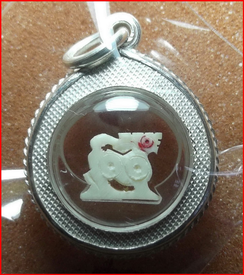 วัดใจ สิงห์งาแกะ หลวงพ่อหอม วัดชากหมาก จ.ระยอง เลี่ยมเงิน พร้อมบัตรรับรอง-1