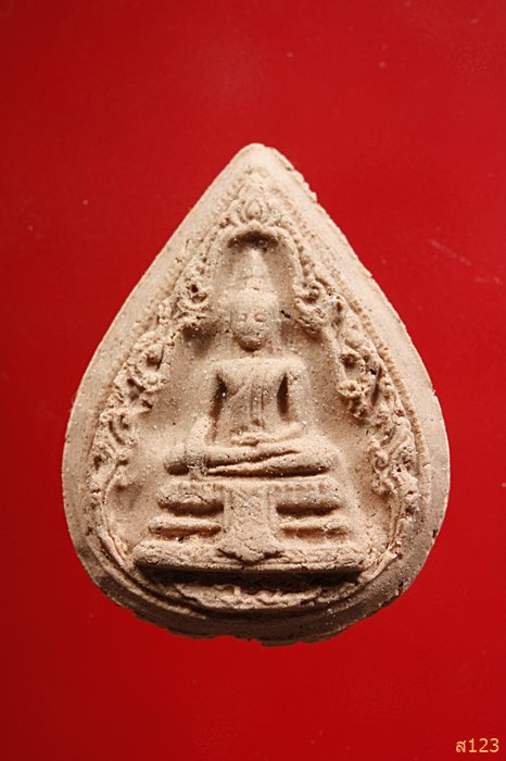 พระผงหยดน้ำหลวงพ่อวัดไร่ขิง ชุกชีกระเบื้องโบสถ รุ่นพิเศษผงเกศ พร้อมกล่องเดิม จัดให้ 2 องค์...../779