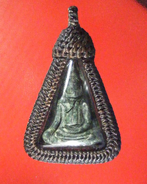  พระหินแม่น้ำโขง หลวงปู่ฟัก พิมพ์นางพญา เลี่ยมพร้อมถักเชือกเทียนครับ