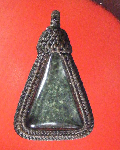  พระหินแม่น้ำโขง หลวงปู่ฟัก พิมพ์นางพญา เลี่ยมพร้อมถักเชือกเทียนครับ