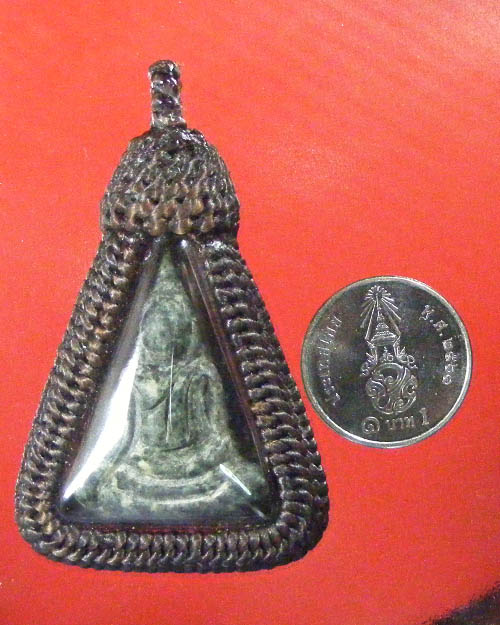  พระหินแม่น้ำโขง หลวงปู่ฟัก พิมพ์นางพญา เลี่ยมพร้อมถักเชือกเทียนครับ