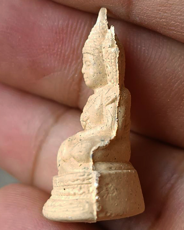 พระมหามัยมุนี เนื้อผงพุทธคุณ ขนาดสูง 3 ซ.ม. พร้อมกล่องเดิม