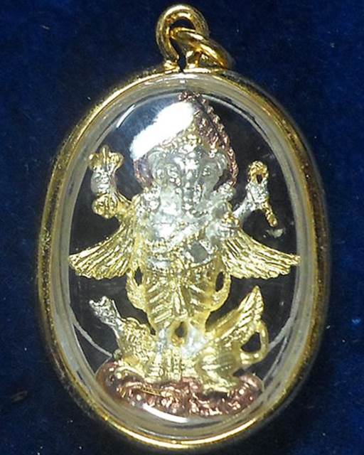 วัดหน้าพระเมรุ อยุธยา รูปหล่อลอยองค์พระพิฆเนศ  ปี  ชุบสามกษัตริย์ เลี่ยมจับขอบโลหะสีทอง 2553