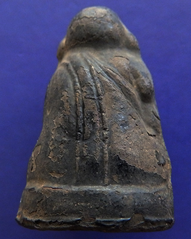 ปิดตาลอยองค์เนื้อผงจุ่มรักปิดทอง เก่าเก็บหลายสิบปี ไม่ทราบที่ องค์พระสูง 3.7 ซ.ม.