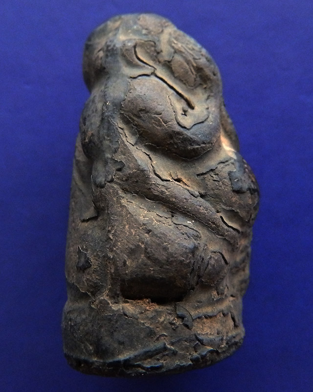 ปิดตาลอยองค์เนื้อผงจุ่มรักปิดทอง เก่าเก็บหลายสิบปี ไม่ทราบที่ องค์พระสูง 3.7 ซ.ม.