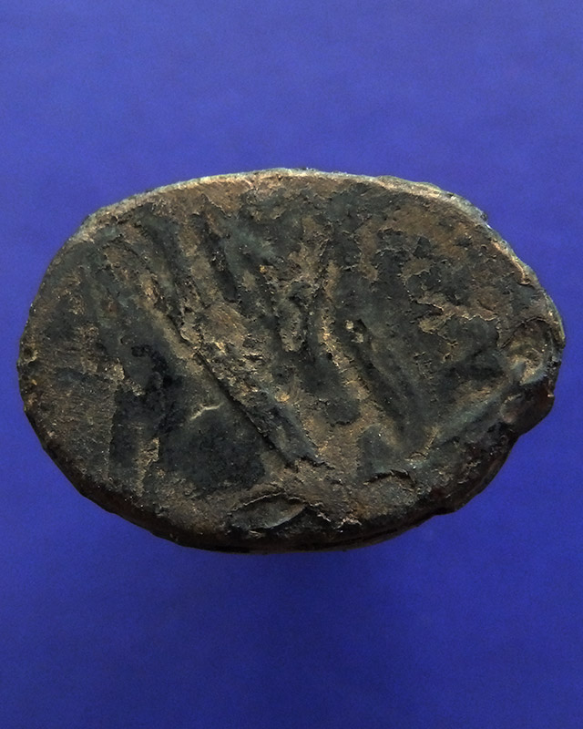 ปิดตาลอยองค์เนื้อผงจุ่มรักปิดทอง เก่าเก็บหลายสิบปี ไม่ทราบที่ องค์พระสูง 3.7 ซ.ม.