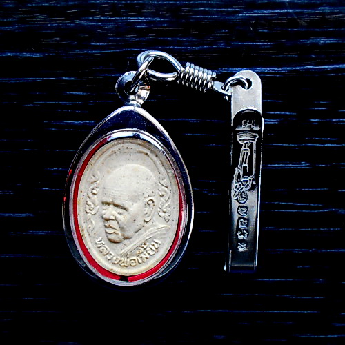 พระผงรูปเหมือน หลวงพ่อเมี้ยน วัดโพธิ์กบเจา อ.บางบาล จ.พระนครศรีอยุธยา ปี 2538...(ในเลี่ยม+แหนบ)