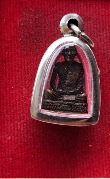 รูปหล่อรุ่น2 หลวงพ่อสนุ่น วัดศรัทธาภิรม เลี่ยมพร้อมใช้