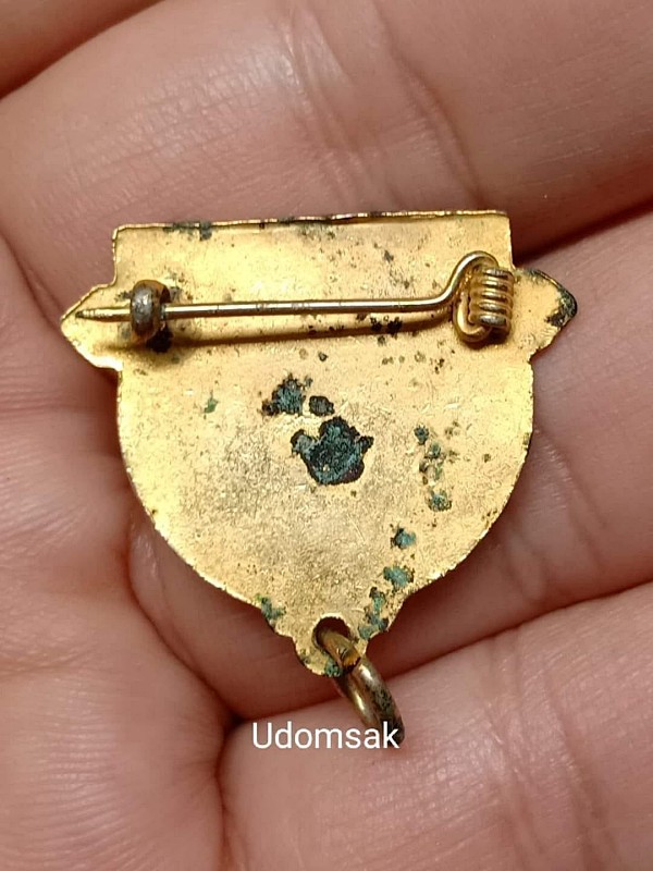 เข็มกลัดกะหลั่ยทองลงยาสีธงชาติรุ่นลูกเสือชาวบ้าน ปี2523 หลวงพ่อทองอยู่ จ.นครสวรรค์